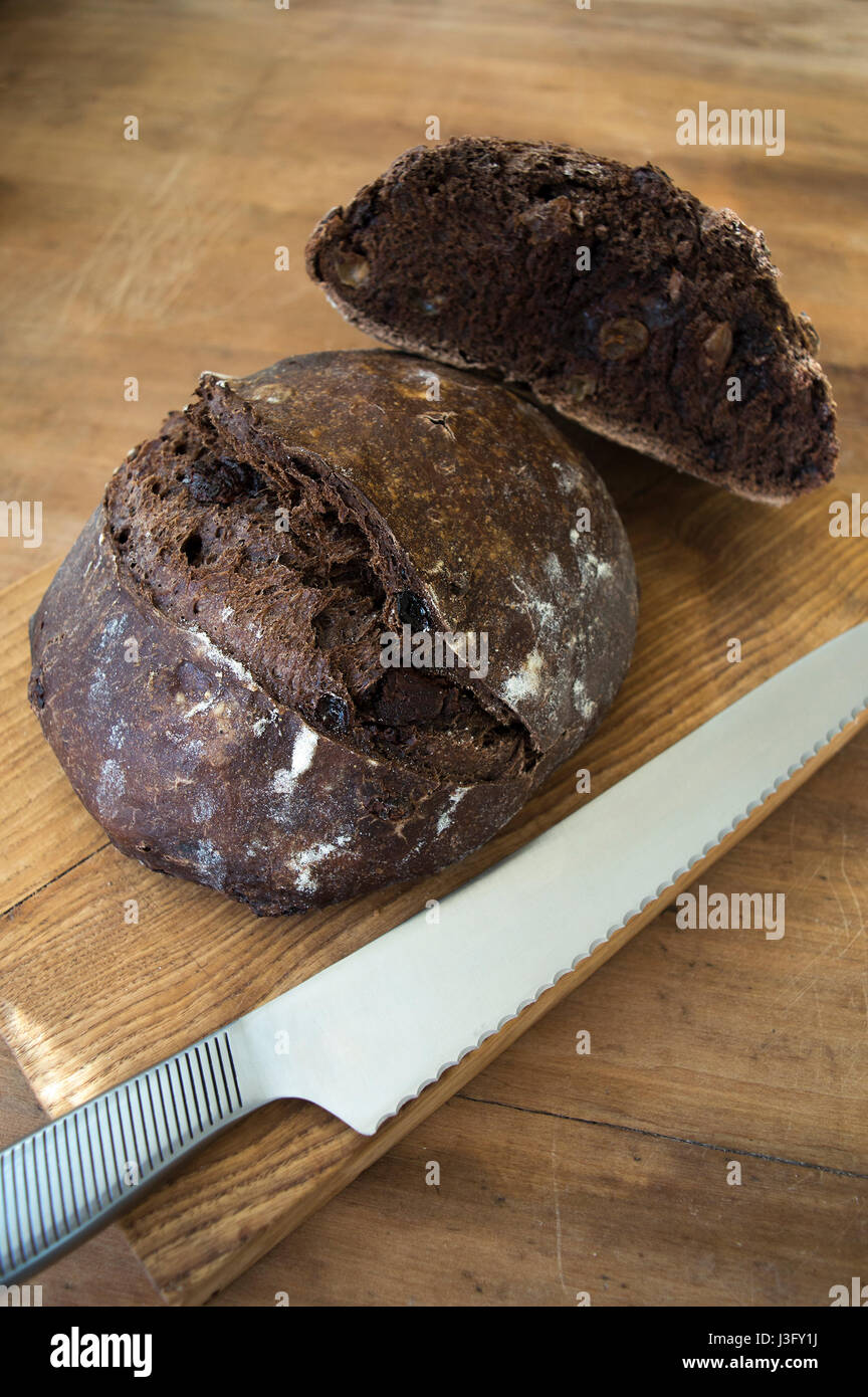 Schokolade Handwerker Brot mit Messer über hölzerne Hintergrund Stockfoto