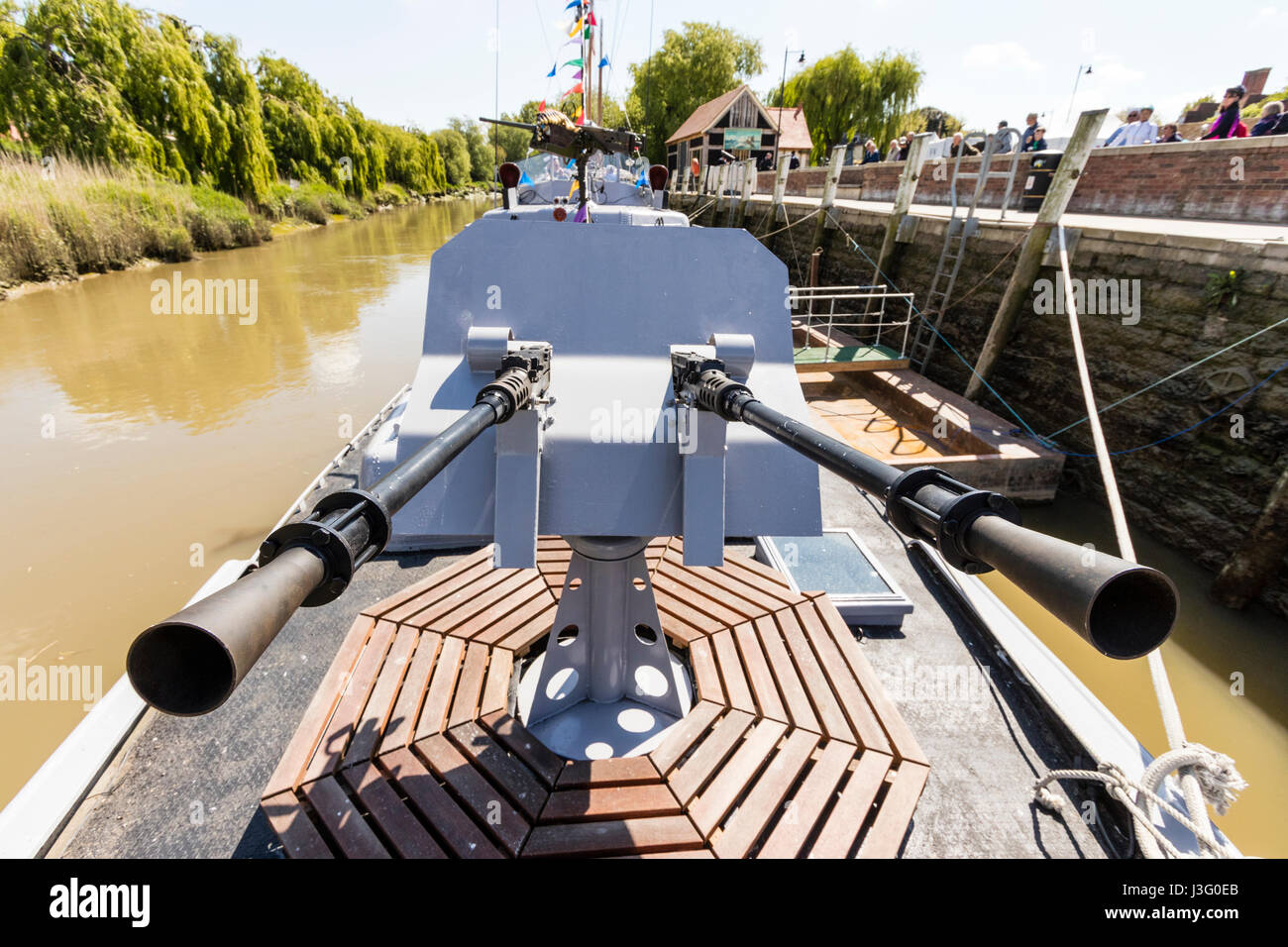 Gruß an die 40er Re-enactment Veranstaltung. P22 Rhein kanonenboot. Breite Winkel nach vorn Turm mit zwei Maschinengewehre. Stockfoto