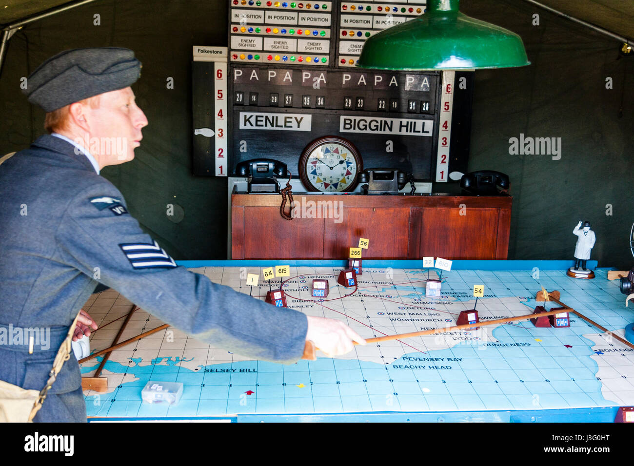 Gruß an die 40er Re-enactment Veranstaltung. Weltkrieg zwei RAF sergeant Verschieben von Indikatoren auf Operationen Karte squadron Status und Standort der Feind. Stockfoto