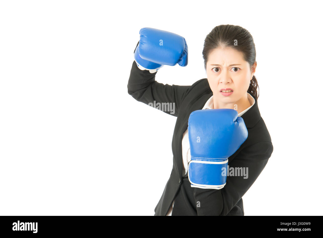 Entschlossenen Frau, die vorgibt, Angriff Punsch Pose mit Boxhandschuhen zu kämpfen. Geschäftsfrau tragen Boxhandschuhe zeigt biegen Muskeln isoliert auf whi Stockfoto