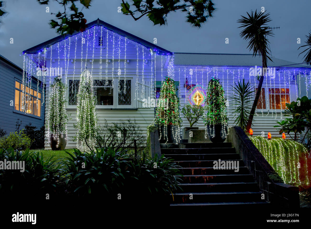 Weihnachtslichter schmücken Häuser in Franklin Road, Auckland, Neuseeland Stockfoto
