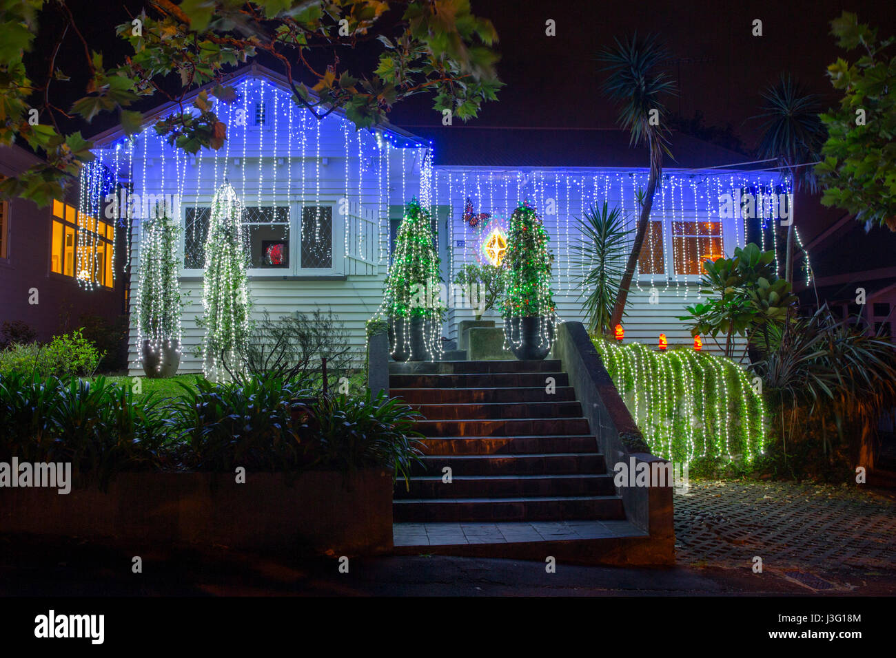 Weihnachtslichter schmücken Häuser in Franklin Road, Auckland, Neuseeland Stockfoto