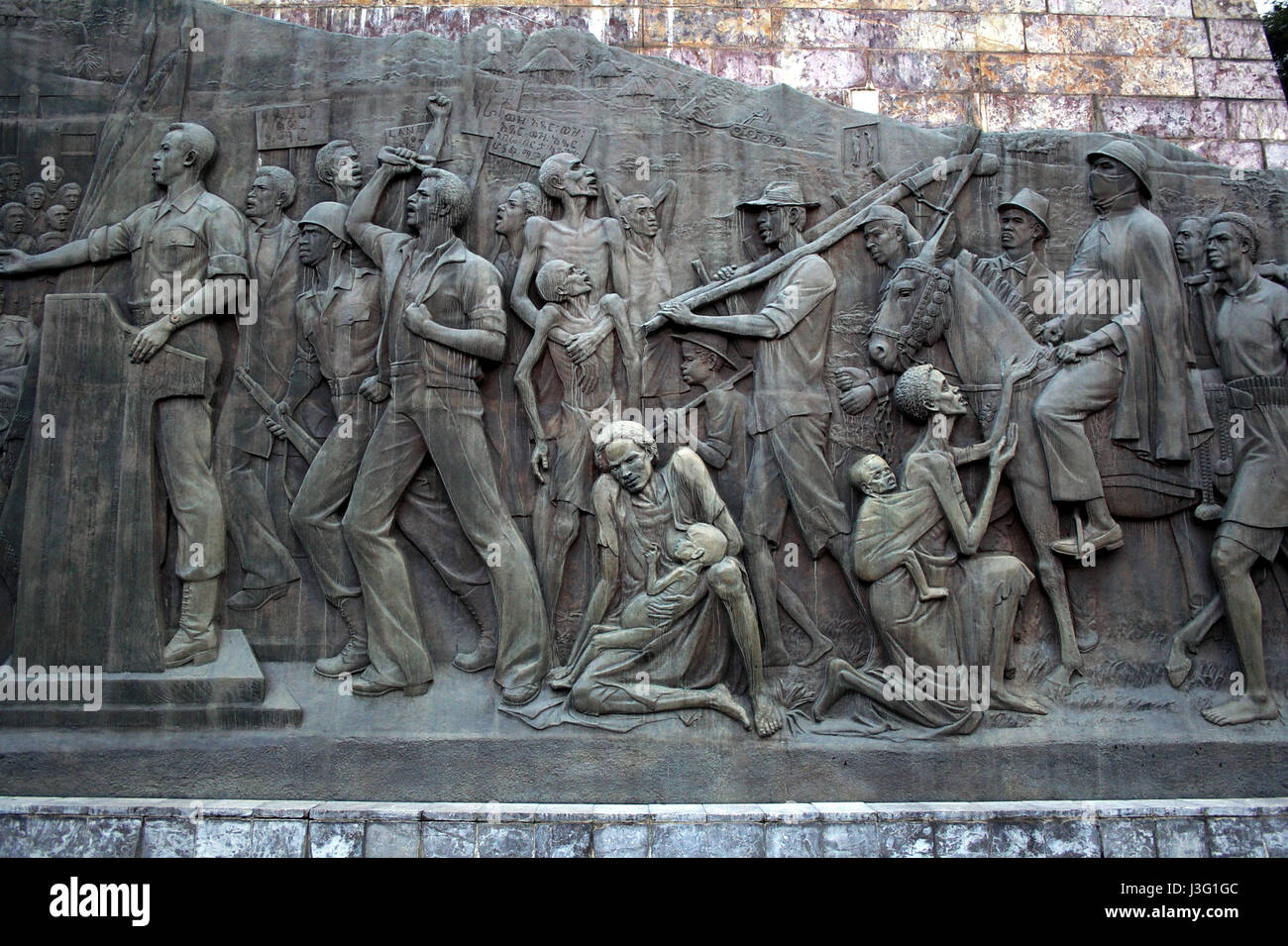 Ein Relief an der Tiglachin (oder Derg) Denkmal in Addis Abeba, Äthiopien. Stockfoto