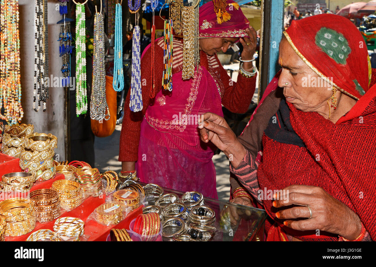 Frauen Kaufen Schmuck Am Indischen Markt Stockfotografie Alamy