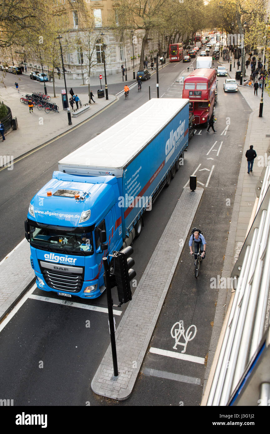 London, England - 20. April 2016: Ein Radfahrer von einem Schwerlastfahrzeug Neubau Ost-West-Zyklus Superhighway auf Northumberland geschützt Stockfoto
