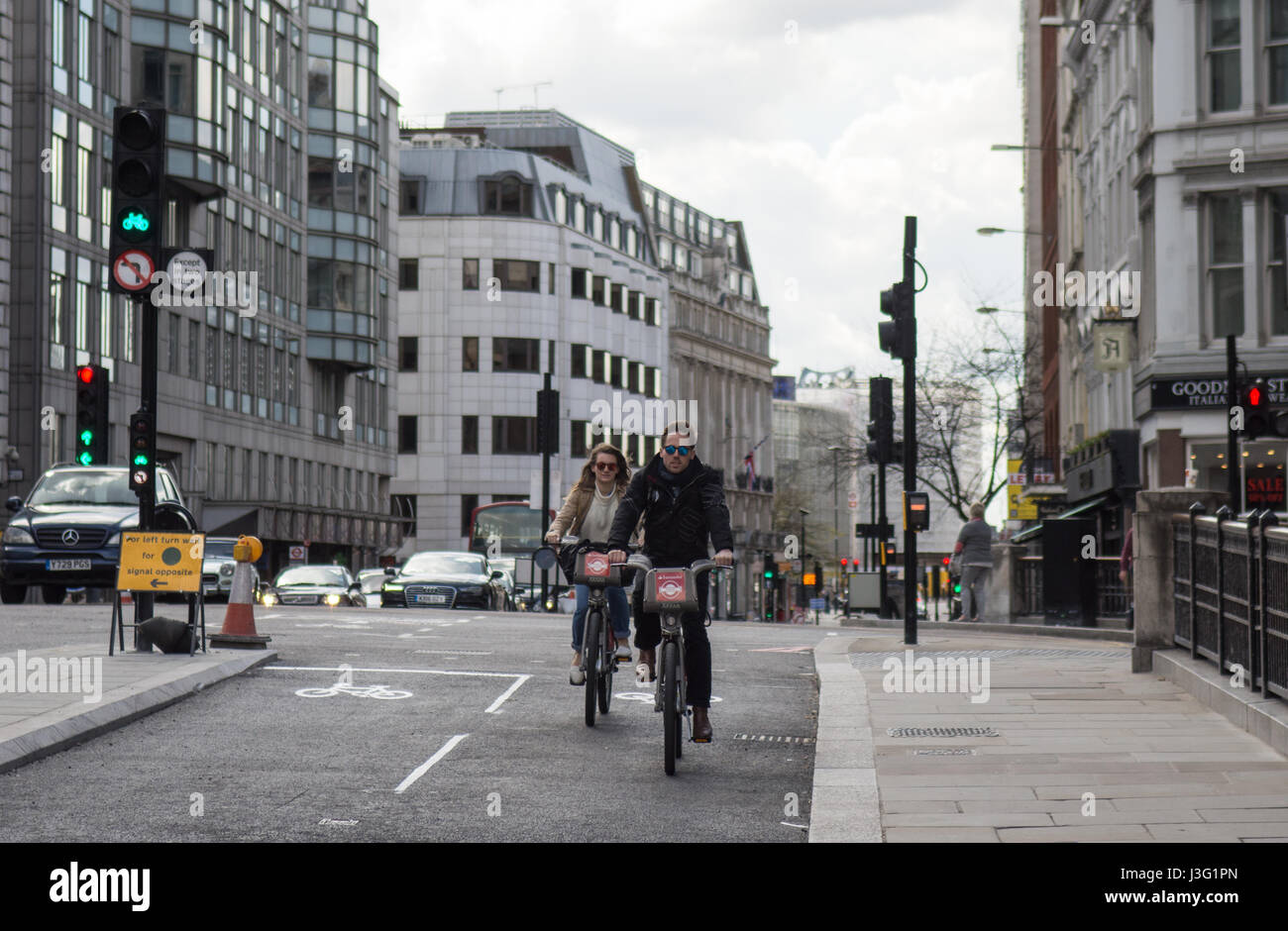 London, England, UK - 30. April 2016: Ein paar 'Boris Bike' Stadt mieten Fahrrad fahren auf den neu eröffneten Nord-Süd "Zyklus Superhighway" Fahrradweg auf Fa Stockfoto