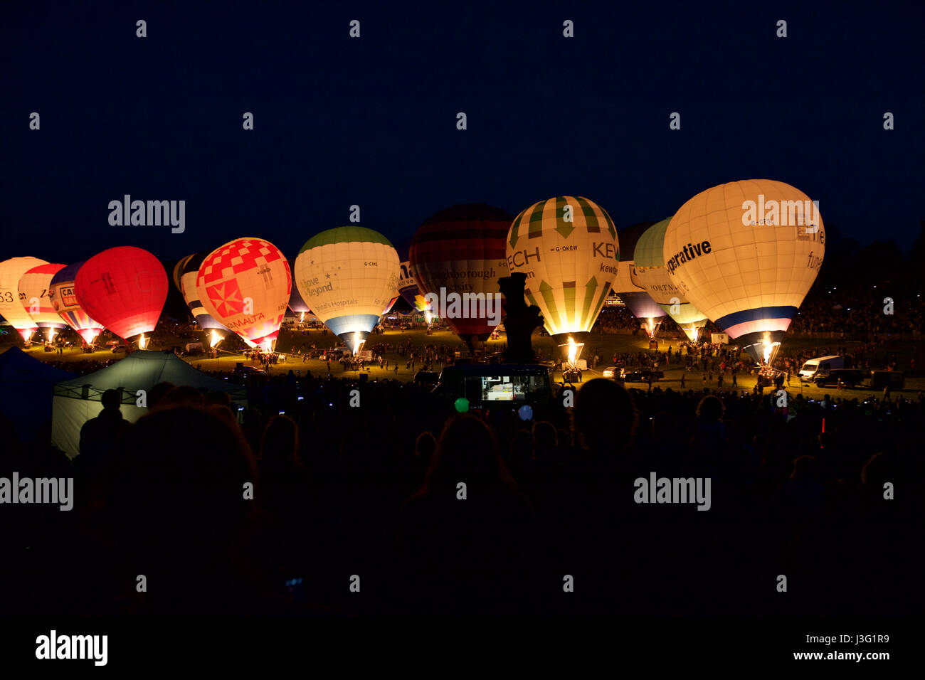 Heißluftballons leuchtet der Nachthimmel bei der Jahresfeier Bristol Ballons Stockfoto