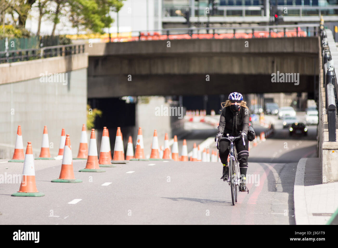 London, England - 30. April 2016: Ein Radfahrer bei Blackfriars Unterführung auf Londons Damm. Die große Kreuzung, genannt ein "Stadtautobahn" durin Stockfoto