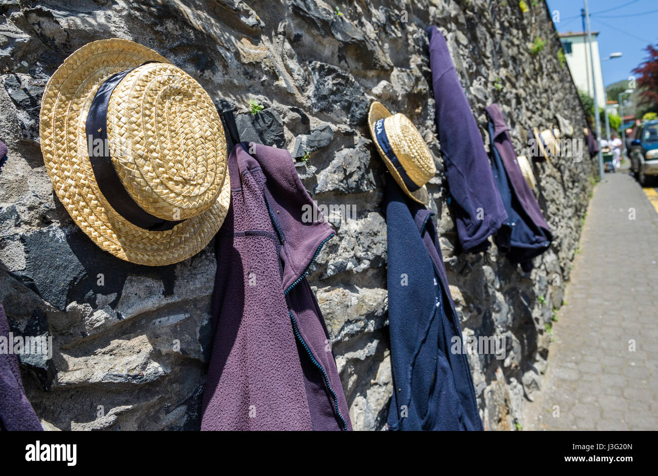 Die traditionelle Stroh Hüte von den Männern der Monte Rodelbahn Weidenkörbe für Touristen genutzt. Stockfoto
