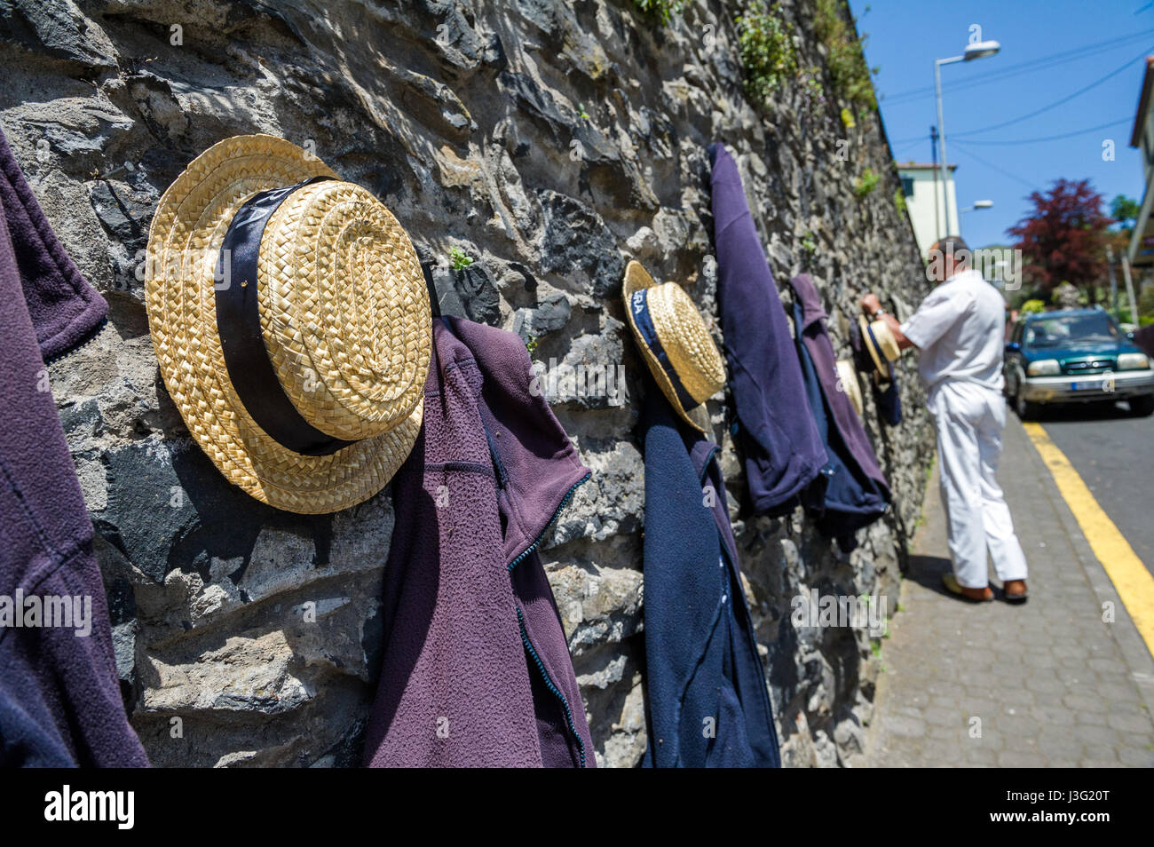 Die traditionelle Stroh Hüte von den Männern der Monte Rodelbahn Weidenkörbe für Touristen genutzt. Stockfoto
