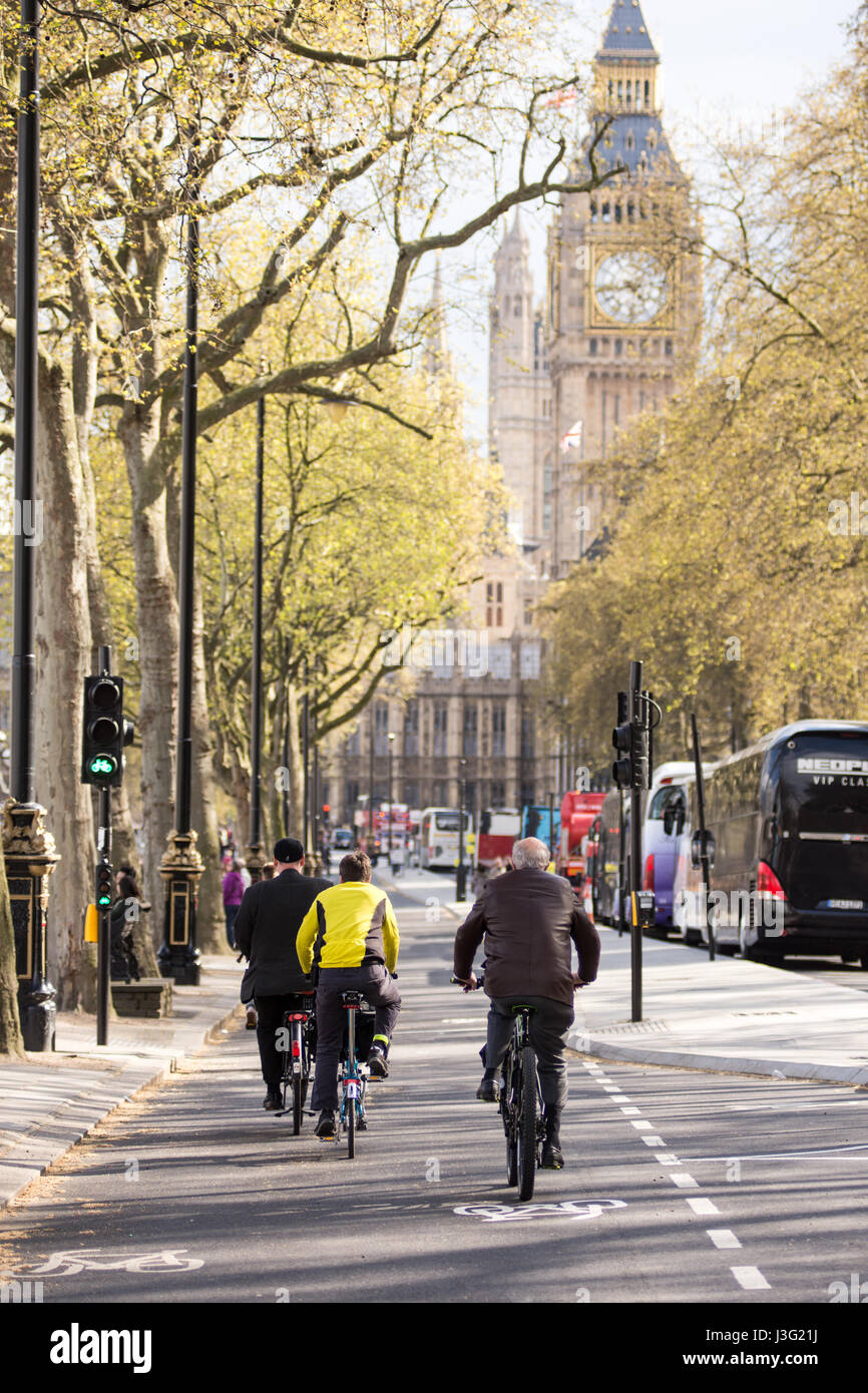 London, England - 30. April 2016: Radfahrer über die neue Ost-West-Zyklus Superhighway, Flaggschiff des Bürgermeisters Boris Johnson Verkehrspolitik vor sich Stockfoto