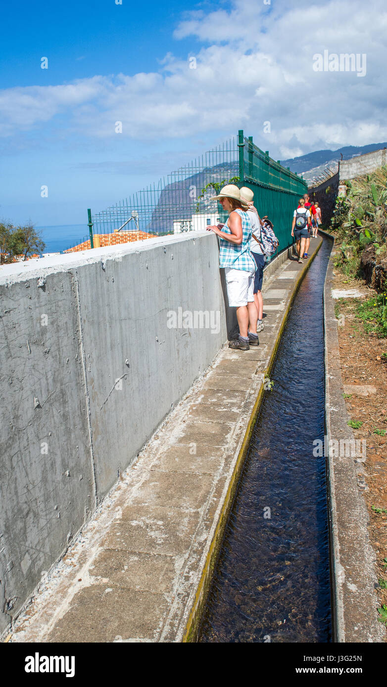 Wasser Bewässerungskanäle Madeiras oder Levadas bieten Wanderwege für Touristen. Stockfoto