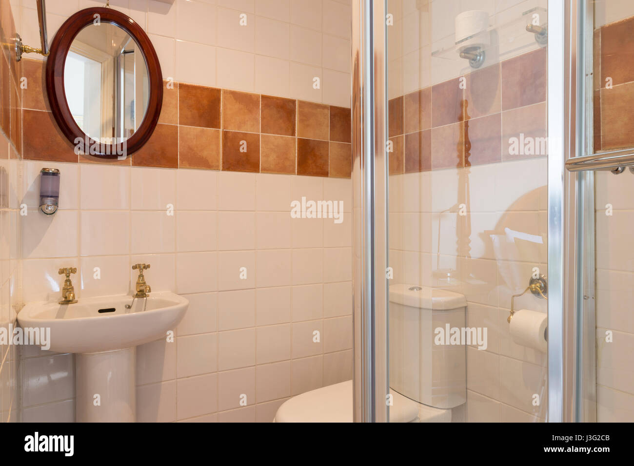 Gefliestes Badezimmer und Dusche im irischen Guest house Stockfoto