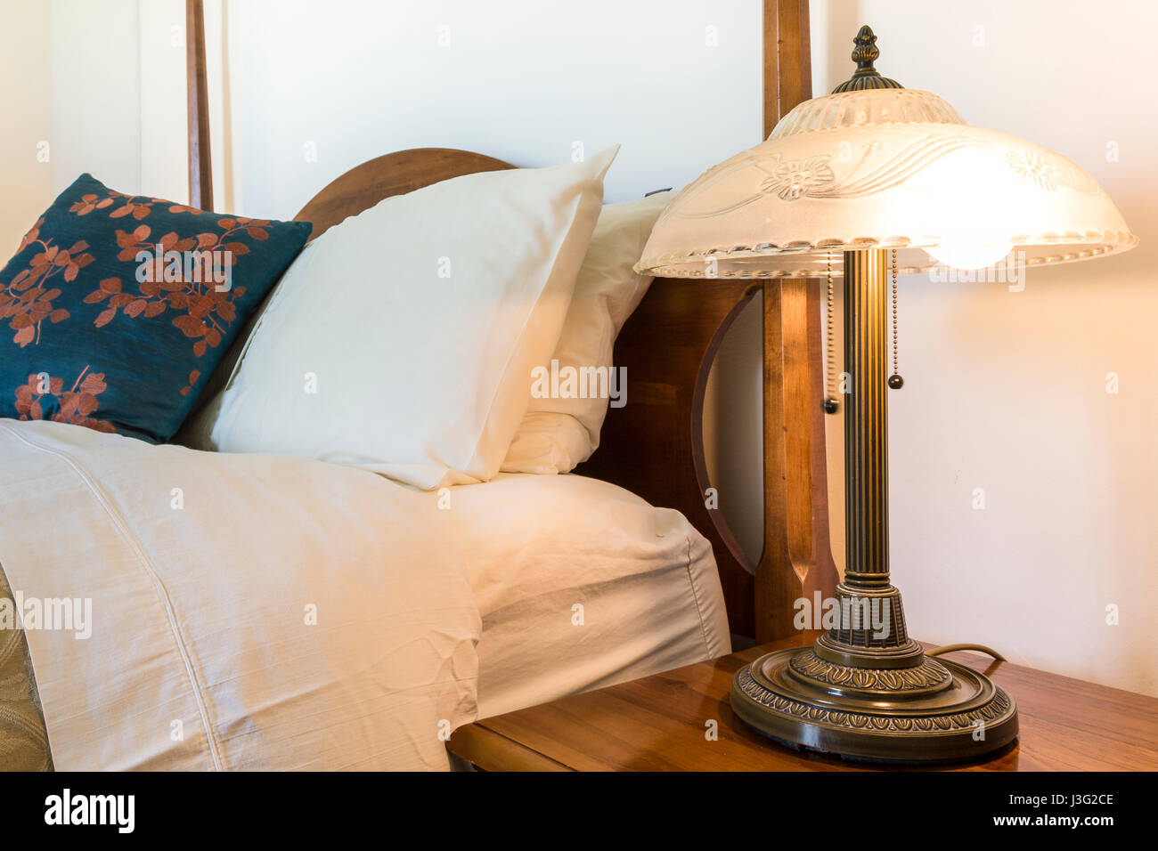 Kissen und Polster auf einem Himmelbett Stockfoto