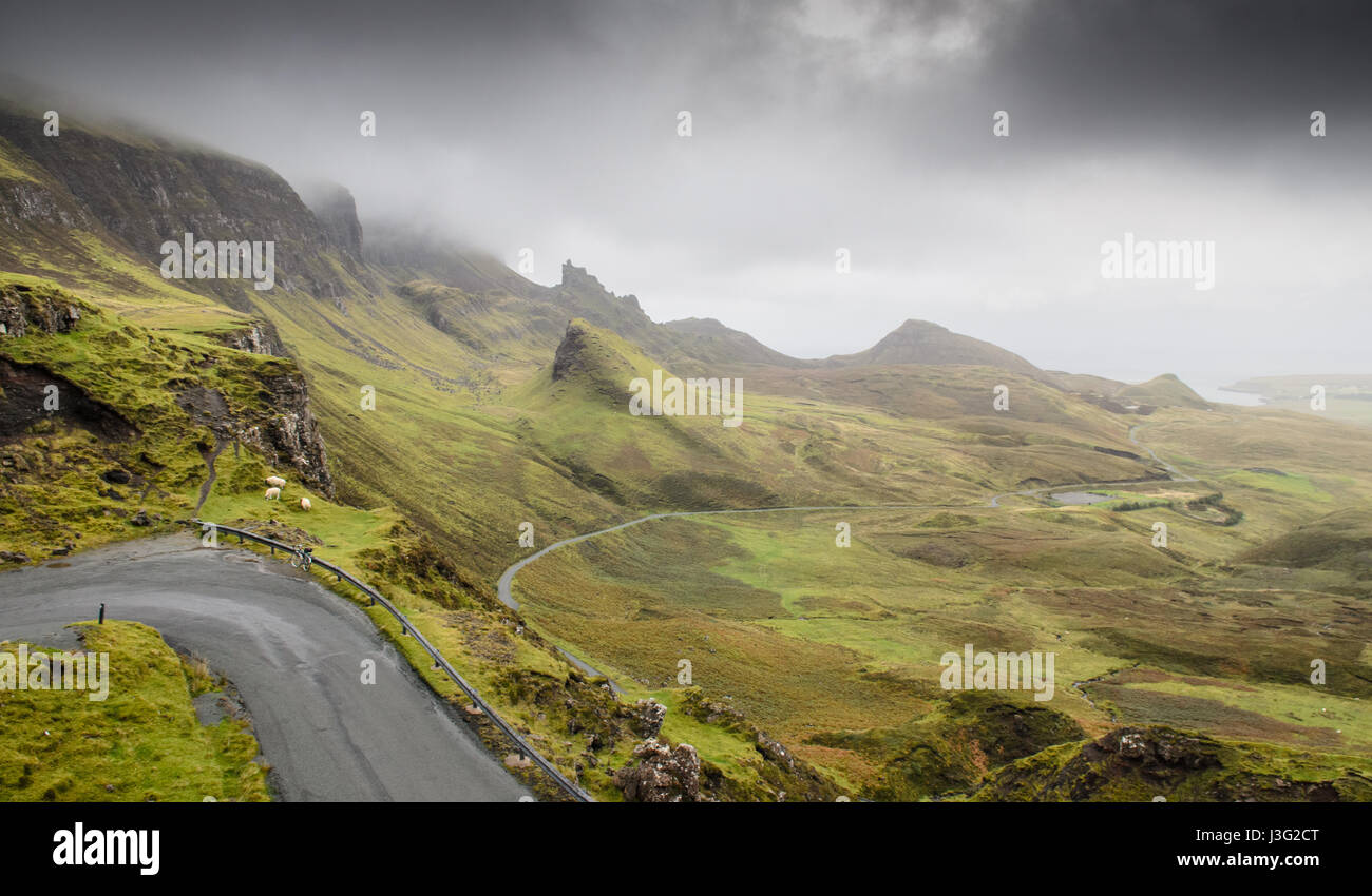 Regen-Wolken-Roll auf die märchenhafte Landschaft der Quiraing, gebildet vom Berg Erdrutsche, auf der Halbinsel Trotternish der Isle Of Skye in t Stockfoto