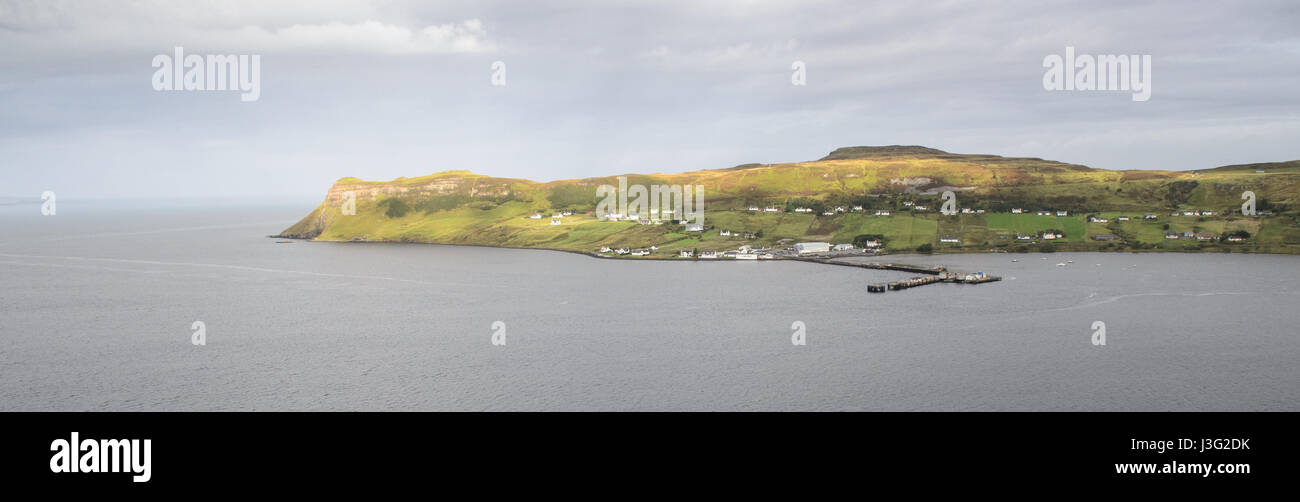 Das Dorf Uig verstreut entlang der Küste und Klippen von Uig Bay auf der schottischen Insel Skye. Stockfoto