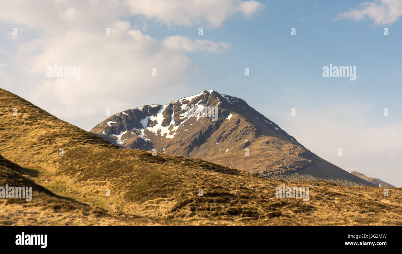Gebirge erhebt sich über Bridge of Orchy in den westlichen Highlands von Schottland. Stockfoto