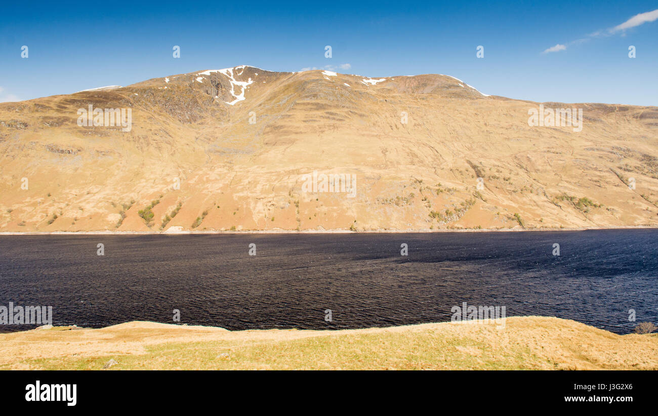 Loch Treig Reservoir unter Bergen von Nevis massiv in den westlichen Highlands von Schottland, von der West Highland Line Railway gesehen. Stockfoto