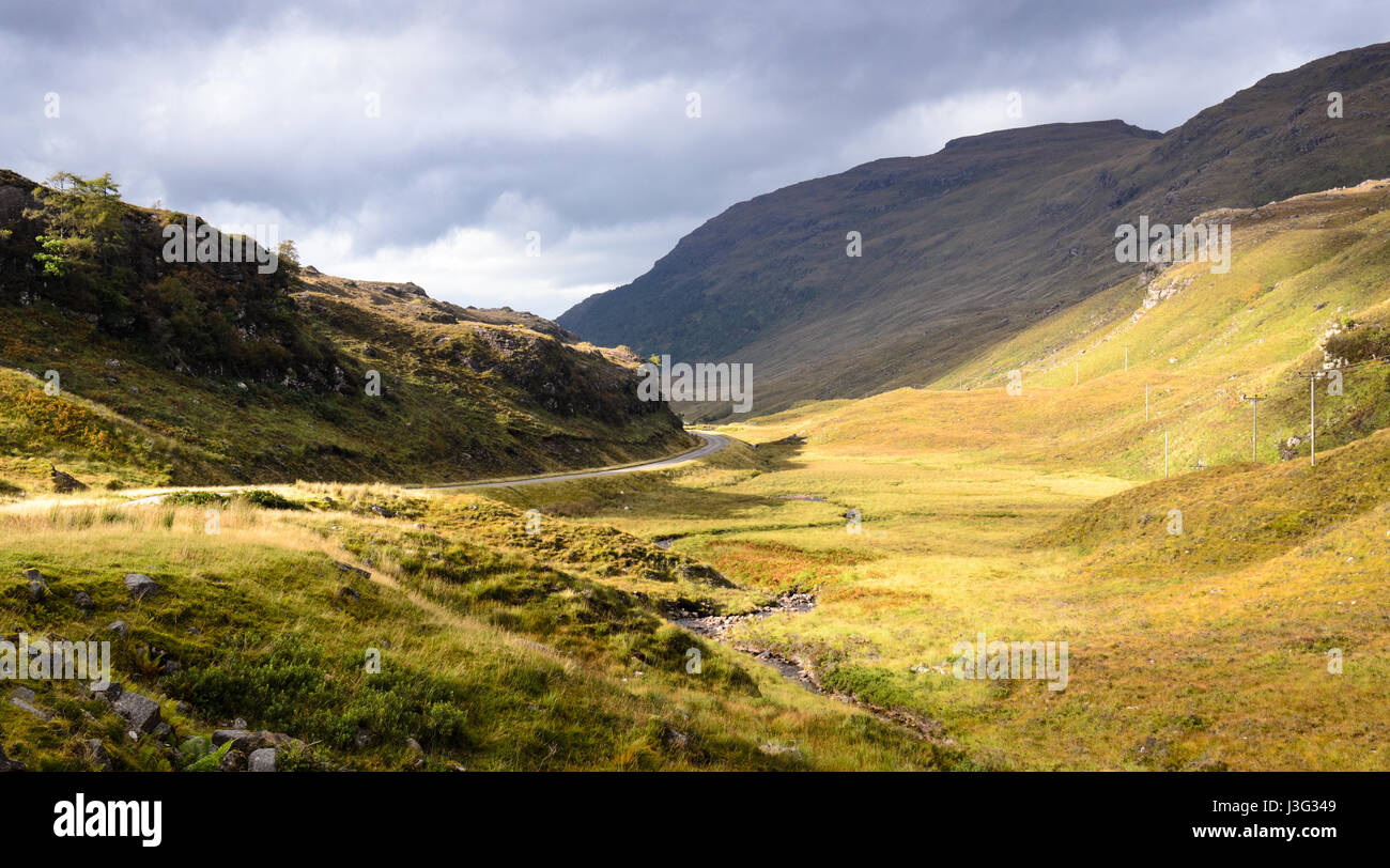 Der Weg zum Torridon Wicklung über eine Passstraße und in Glen Shieldaig in den West Highlands von Schottland. Stockfoto