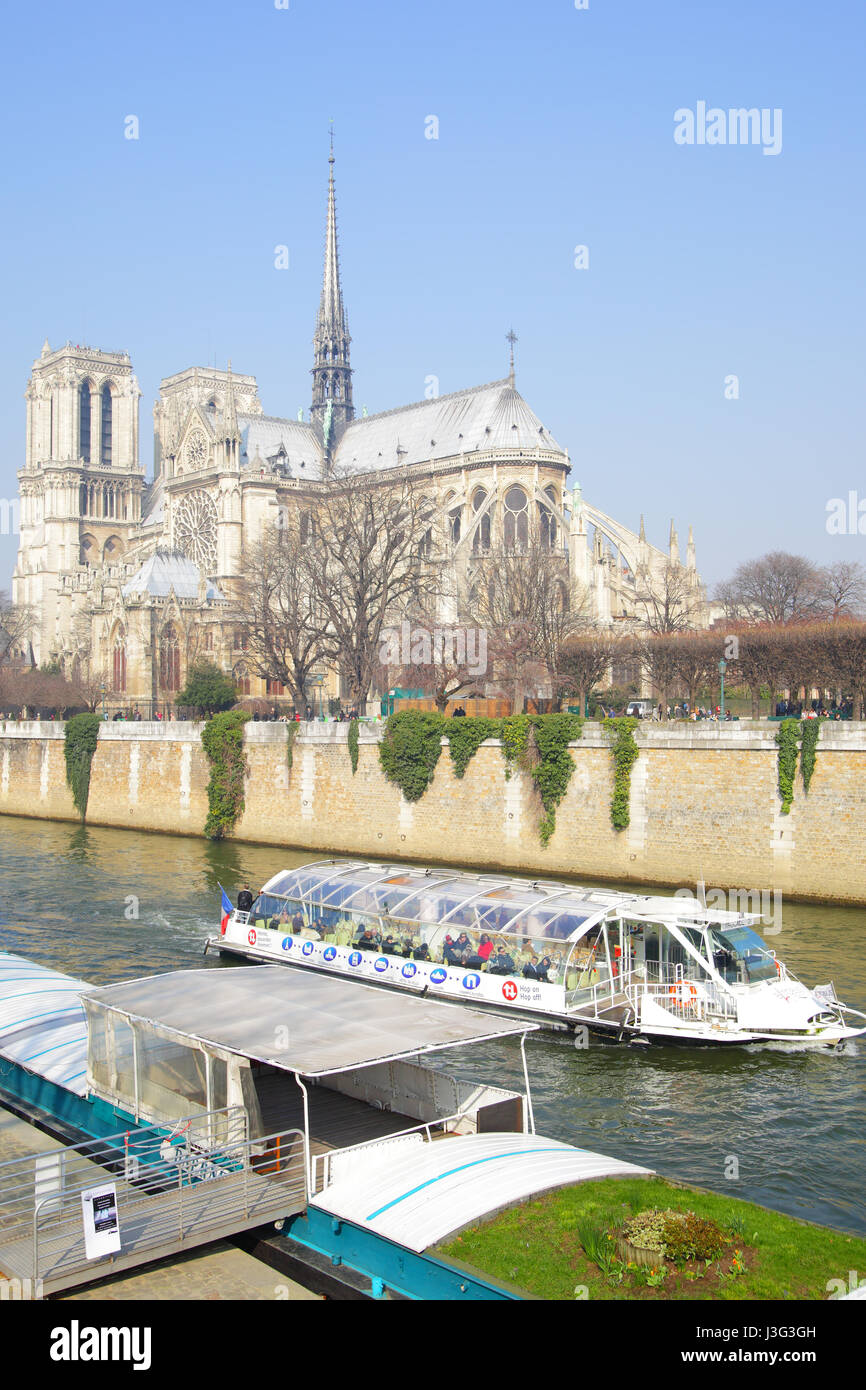 Paris, Frankreich - 5. März 2011: Touristische Hop on Hop off-Boot in der Nähe von Notre Dame de Paris Stockfoto