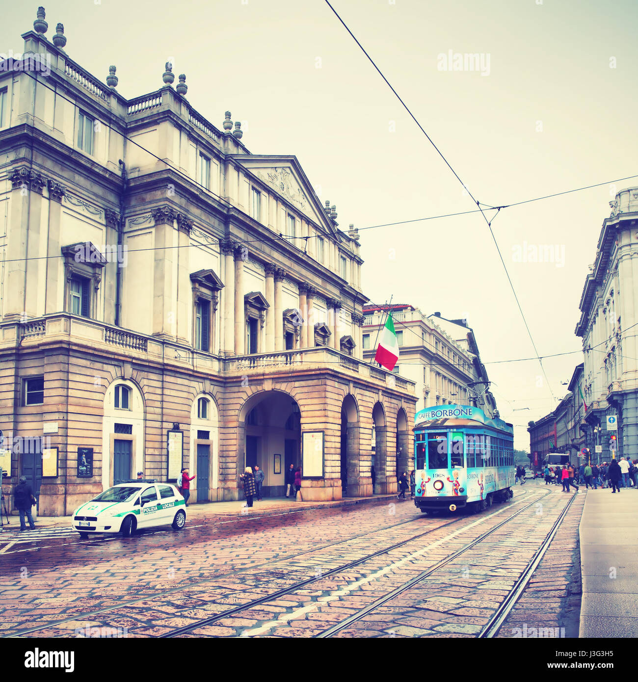 Mailand, Italien - 15. Oktober 2016: Piazza Scala und La Scala Opernhaus in Mailand. Retro-Stil getönten Bild Stockfoto