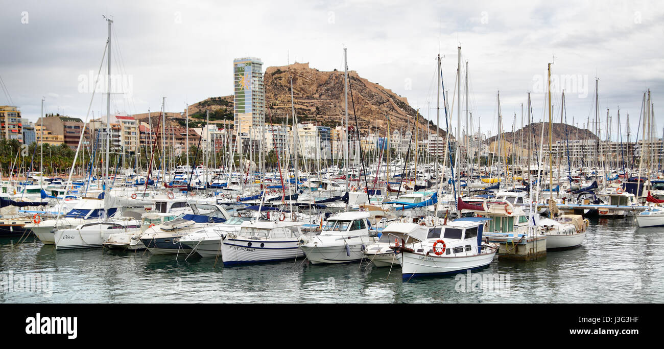 Alicante, Spanien - 1. Juni 2014: Viele Yachten und Boote im Hafen von Alicante Stockfoto