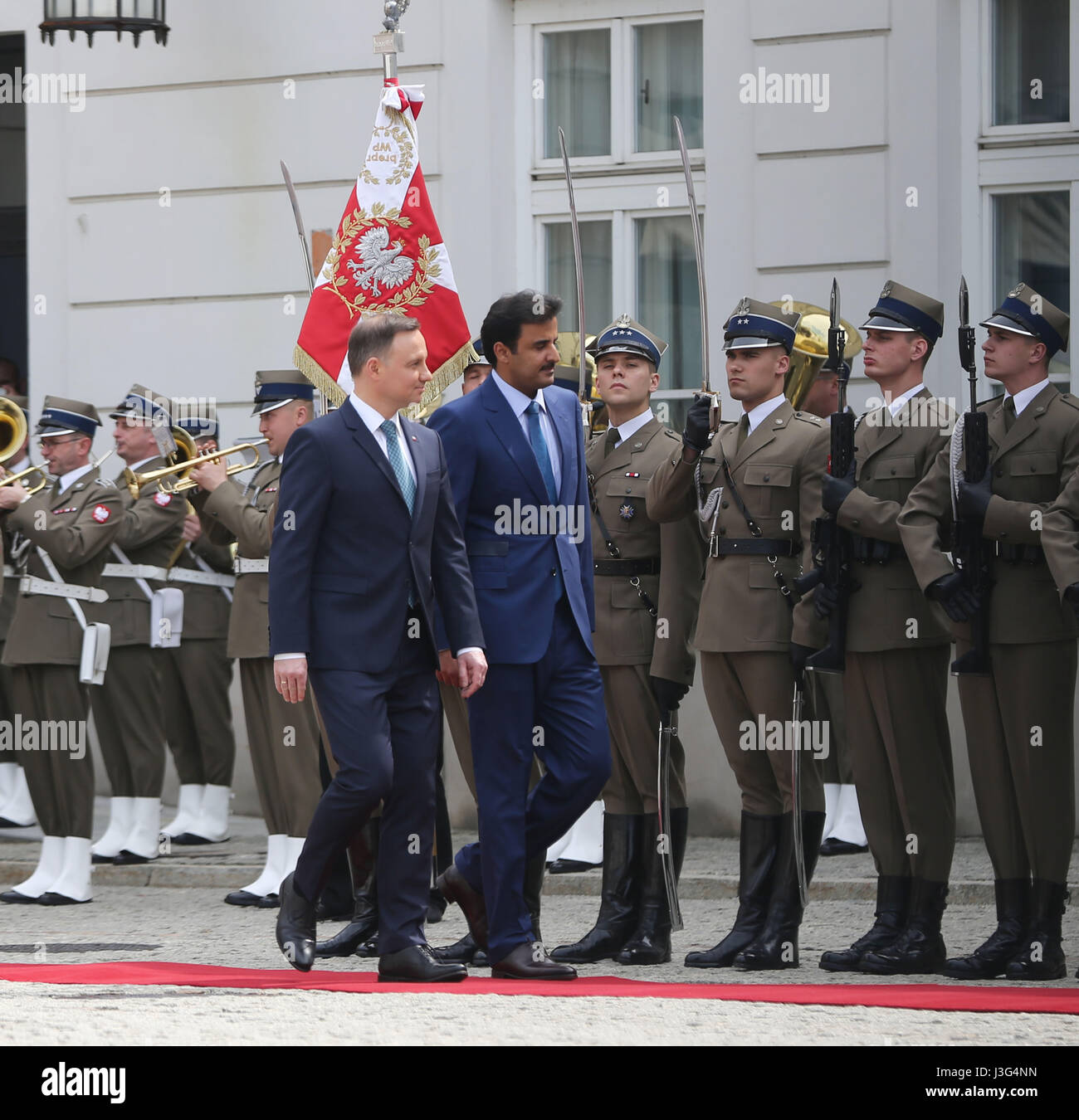Warschau, Polen. 5. Mai 2017. Polnischer Präsident Andrzej Duda (L) und die Emir of Qatar (R), Scheich Tamim bin Hamad Al Thani inspizieren die ehrenamtlichen Wache während des Emirs Staatsbesuch in Polen am 5. Mai 2017. Der Emir begrüßte Präsident Duda während der offiziellen Begrüßungszeremonie im Präsidentenpalast in Warschau, Polen. Bildnachweis: Anna Ferensowicz / pazifische Presse/Alamy Live News Stockfoto