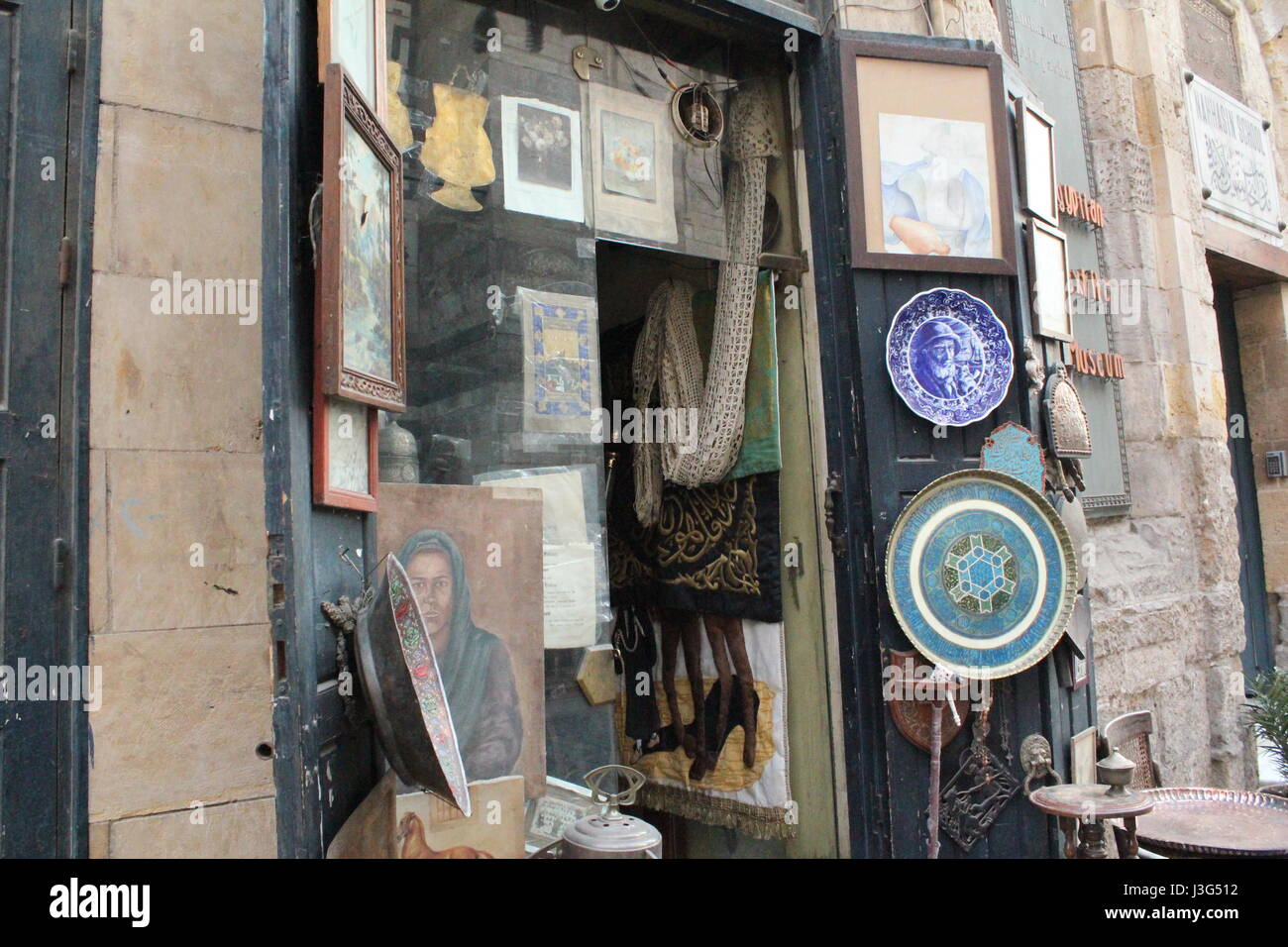 Antiquitäten im alten Kairo Ägypten EL Moez Streeet einkaufen Stockfoto