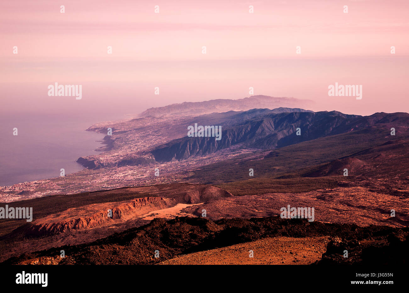 Vulkanische Landschaft und die Küste der Insel Teneriffa, Kanarische Inseln, Spanien. Stockfoto