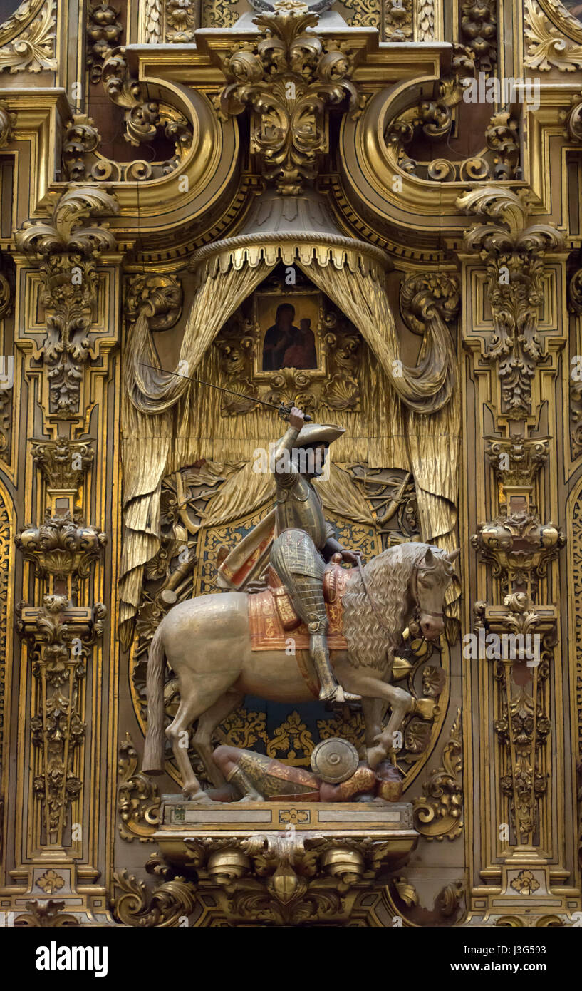 Reiterstandbild des Apostels Jakobus des großen spanischen Barock-Bildhauers Alonso de Mena auf Retablo de Santiago Matamoros (Altar der St. James der Moorslayer) in der Kathedrale (Catedral de Granada) in Granada, Andalusien, Spanien. Stockfoto