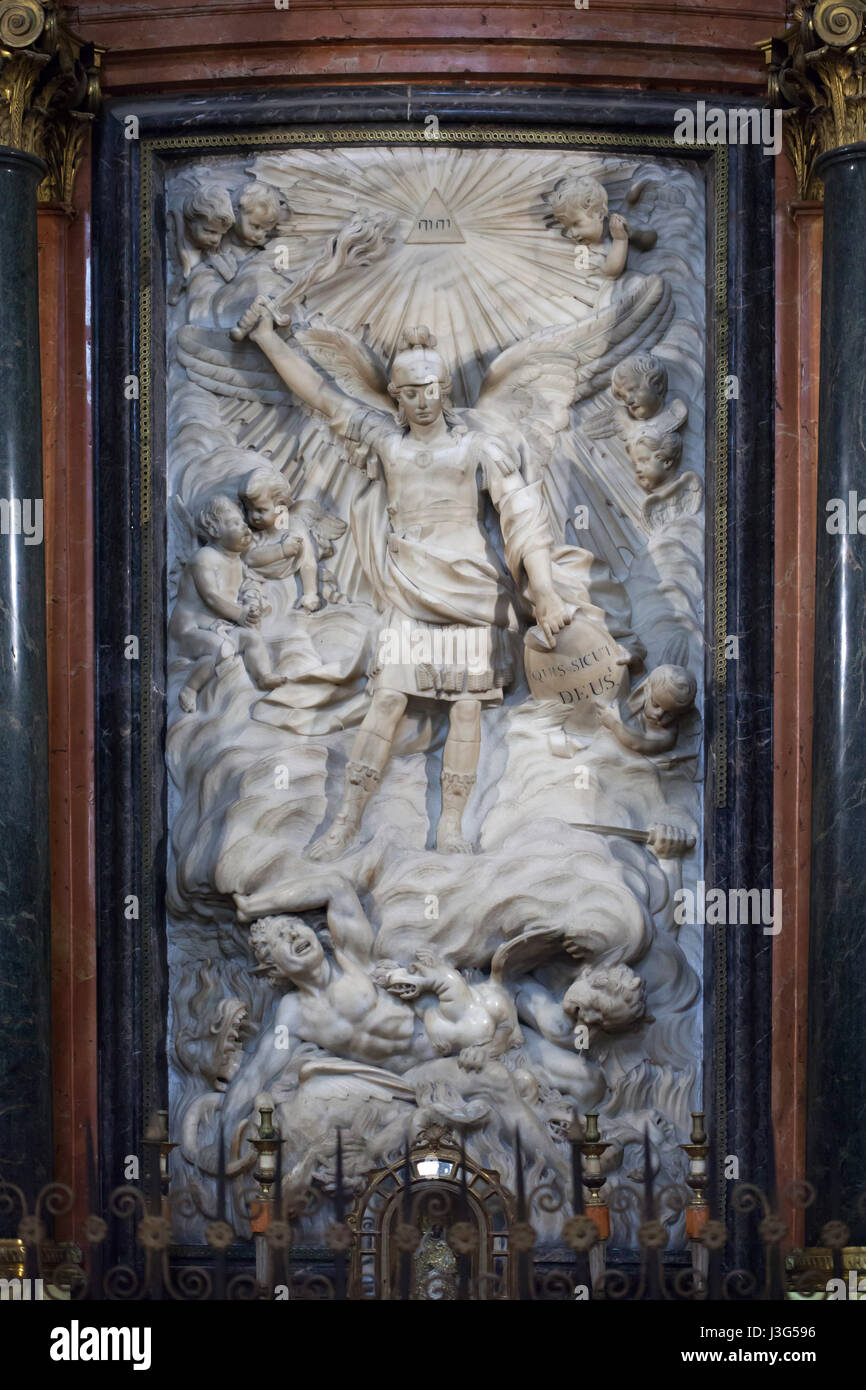 Erzengel Michael den Teufel zu besiegen. Marmorrelief in der Kathedrale (Catedral de Granada) in Granada, Andalusien, Spanien. Stockfoto