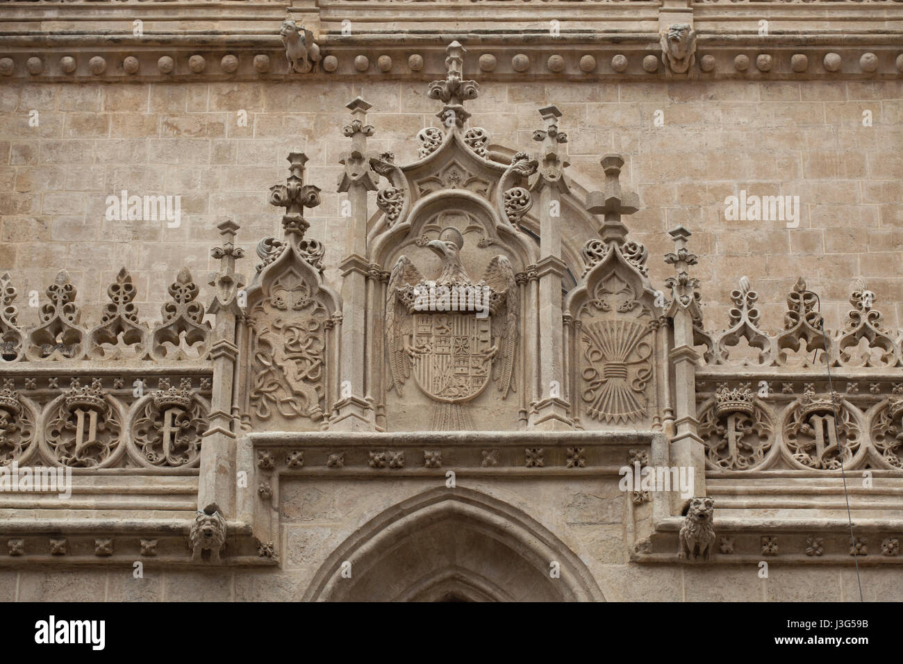 Wappen der katholischen Könige (Los Reyes Catolicos) dargestellt auf der Fassade der königlichen Kapelle (Capilla Real de Granada) wo Königin Isabella i. von Kastilien und König Ferdinand II von Aragon sind begraben in Granada, Andalusien, Spanien. Stockfoto