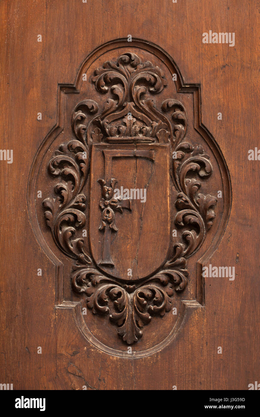 Königliche Monogramm von König Ferdinand II von Aragon dargestellt auf der Holztür der königlichen Kapelle (Capilla Real de Granada), wo die katholischen Könige (Los Reyes Catolicos) in Granada, Andalusien, Spanien begraben sind. Stockfoto