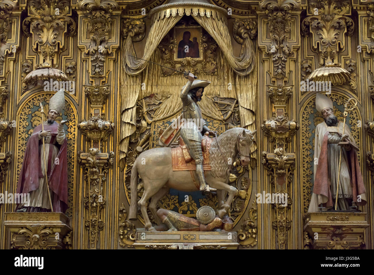 Reiterstandbild des Apostels Jakobus des großen spanischen Barock-Bildhauers Alonso de Mena auf Retablo de Santiago Matamoros (Altar der St. James der Moorslayer) in der Kathedrale (Catedral de Granada) in Granada, Andalusien, Spanien. Stockfoto