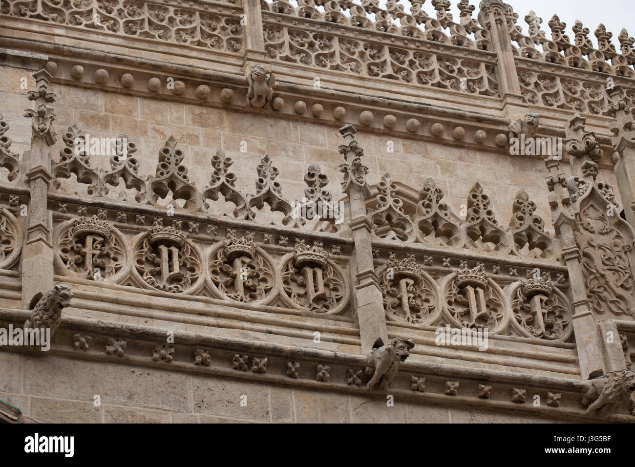 Königliche Monogramme der Königin Isabella i. von Kastilien und König Ferdinand II von Aragon auf die Fassade der königlichen Kapelle (Capilla Real de Granada), wo die katholischen Könige (Los Reyes Catolicos) in Granada, Andalusien, Spanien begraben sind, dargestellt. Stockfoto