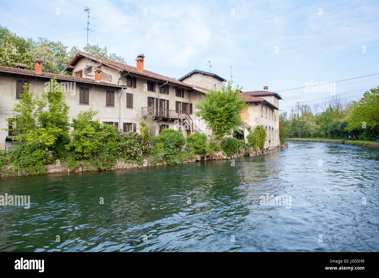 Alte Häuser am Fluss Naviglio Grande, wenige Gehminuten von Mailand. Castelletto di Cuggiono, Italien Stockfoto