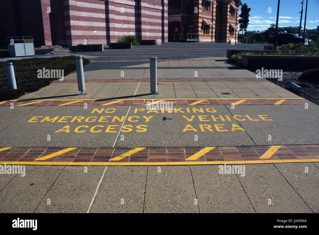 Brisbane, Australien: Keine Parkplätze Warnschild - Einsatzfahrzeuge nur auf Fahrbahn im Ecosciences Bezirk, Dutton Park Stockfoto