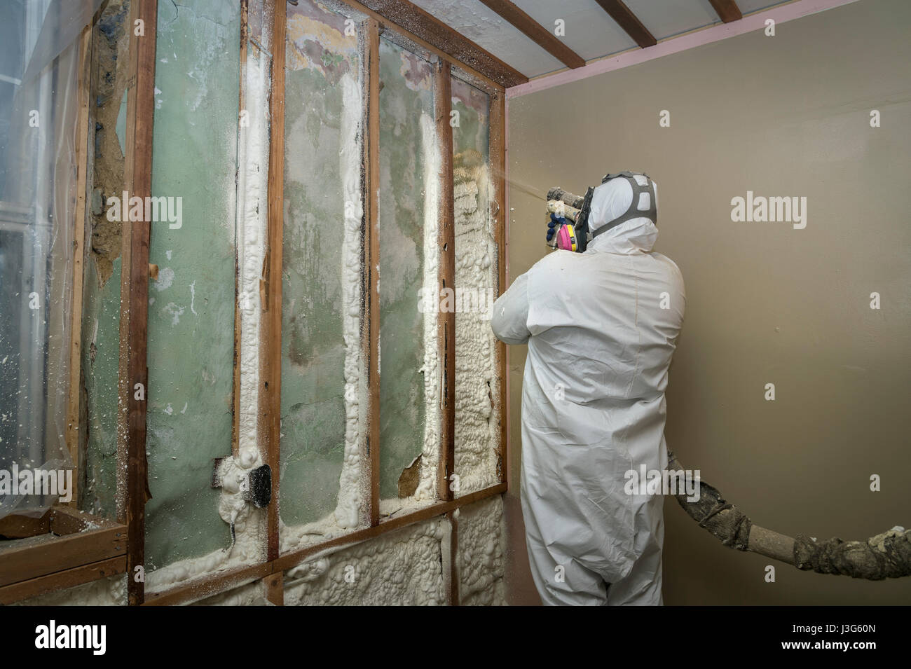 Arbeiter Spritzen offene Zelle Schaumisolierung Innenwände des Hauses Stockfoto