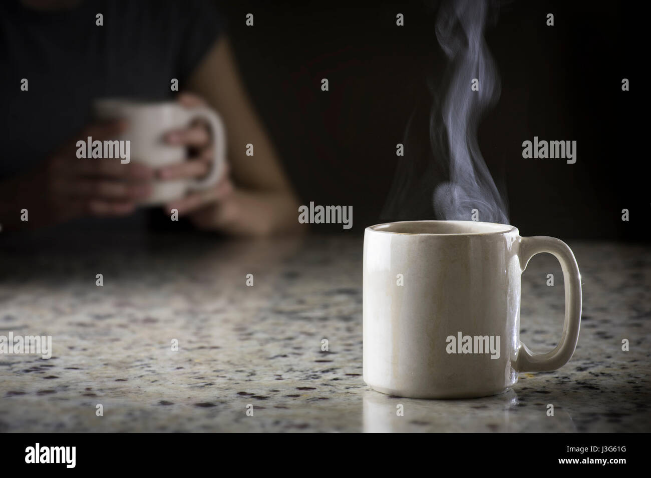 Kaffee-Haferl Dampf mit Frau Stockfoto