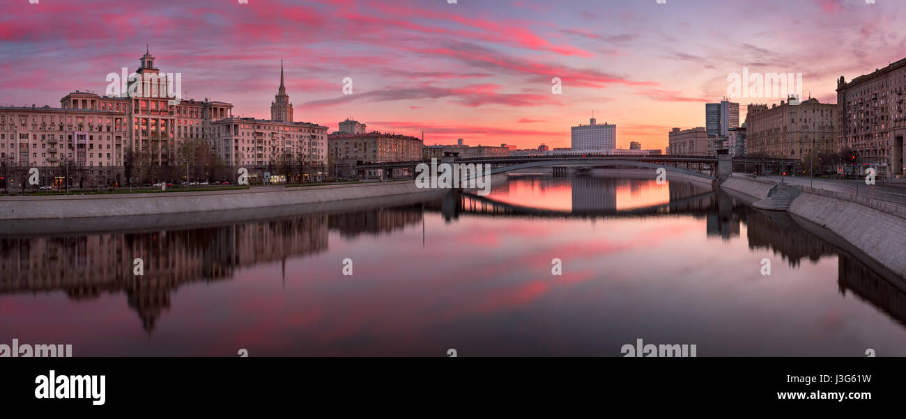 Panorama der Moskwa Ufer und weißen Haus am Morgen, Moskau, Russland Stockfoto