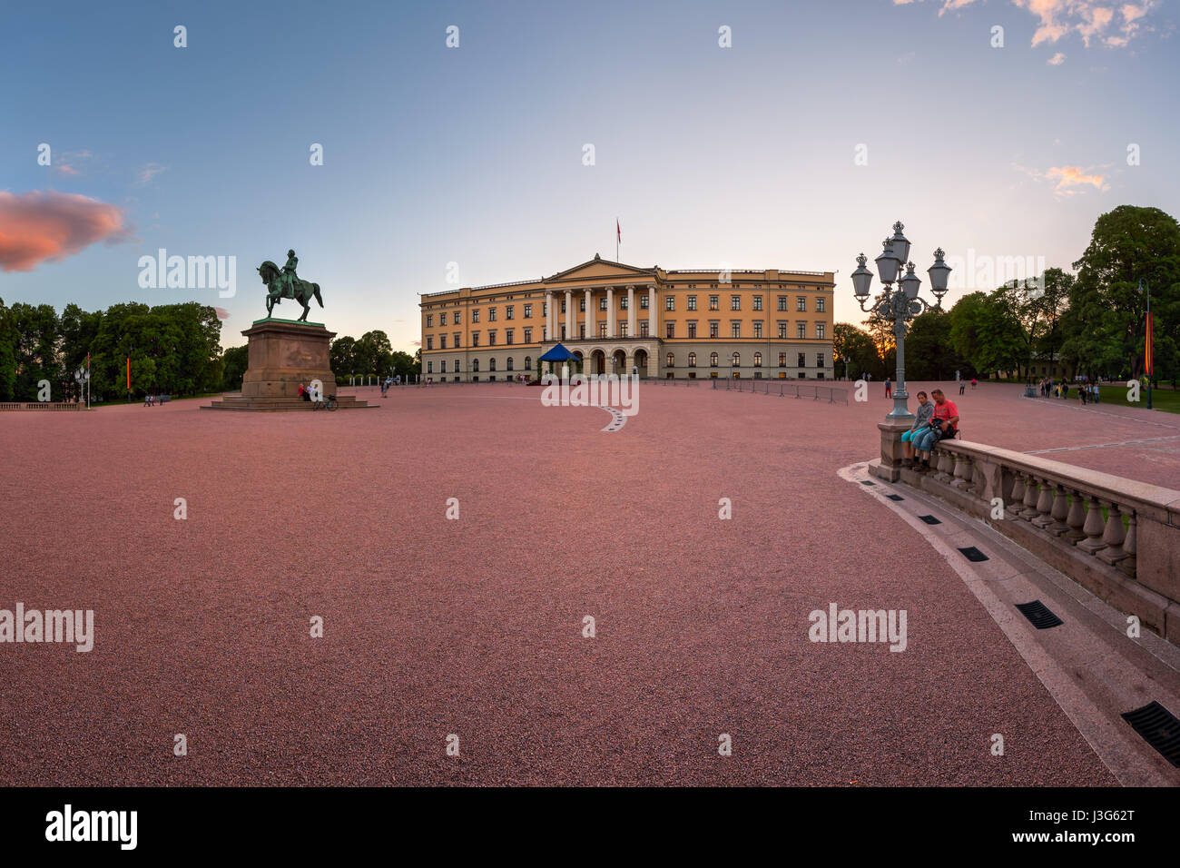 OSLO, Norwegen - 11. Juni 2014: Der königliche Palast in Oslo. Das Palace ist die offizielle Residenz des heutigen norwegischen Monarchen und verfügt über 173 Zimmer. Stockfoto