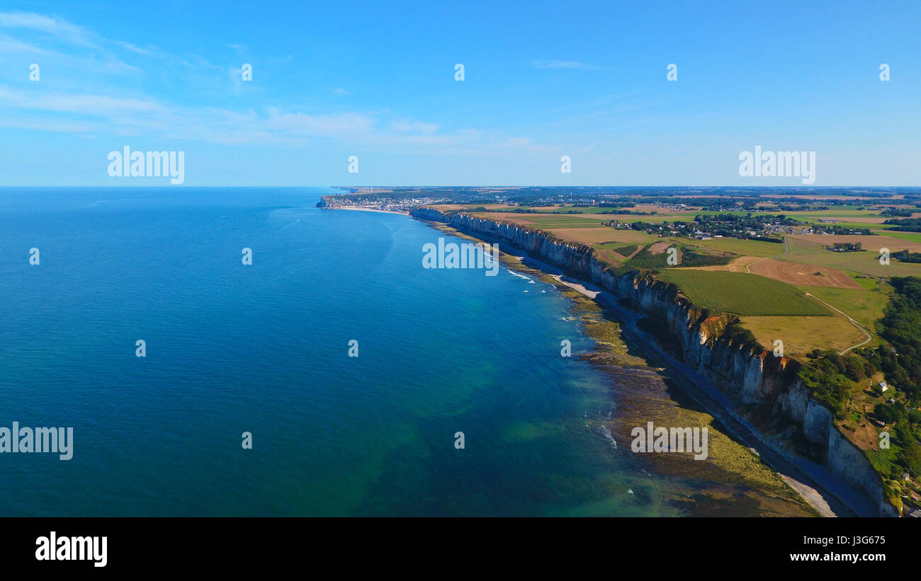 Stadt von Fecamp an der Küste der Normandie, Luftbild aus Yport, Seine Maritime, Frankreich Stockfoto