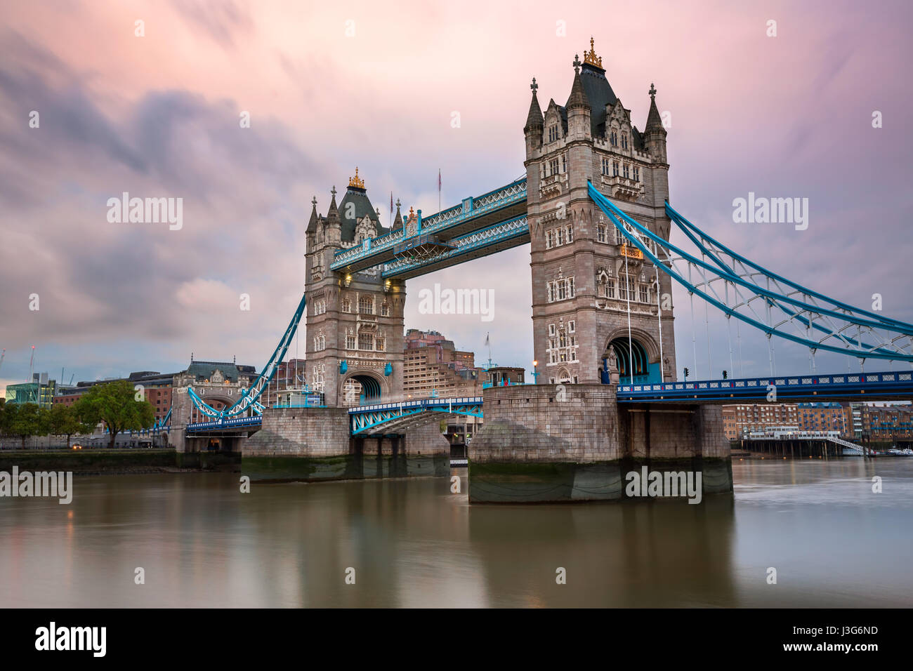 Die Tower Bridge und Themse am Morgen, London, Vereinigtes Königreich Stockfoto