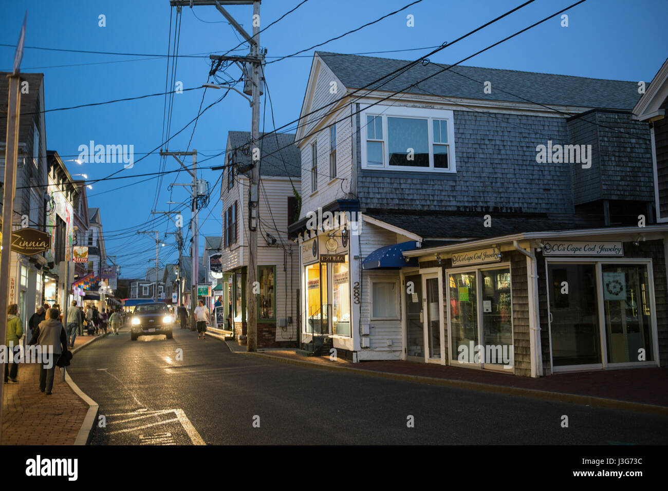 Blick auf Stadt Provincetown zu den Geschäften und Galerien auf der Straße Stockfoto