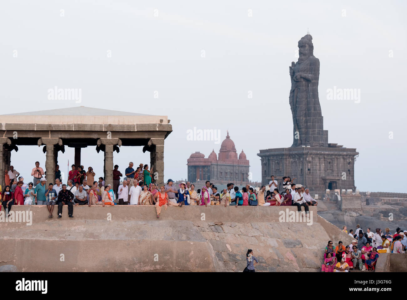 Massen von Menschen genießen den Sonnenuntergang vor der Thiruvalluvar Statue in Kanyakumari, Indien Stockfoto