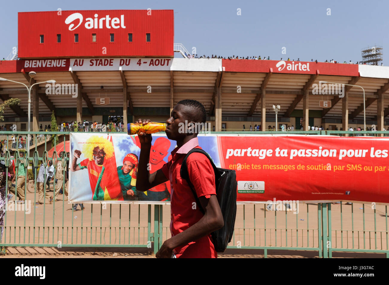 BURKINA FASO, Hauptstadt Ouagadougou, Empfang der Fußball-Nationalmannschaft von Burkina Faso als 2. Sieger der Afrika-Cup 2013 im Stadion in Ougadougou, sponsoring und Werbung per Handy Firma Airtel Stockfoto