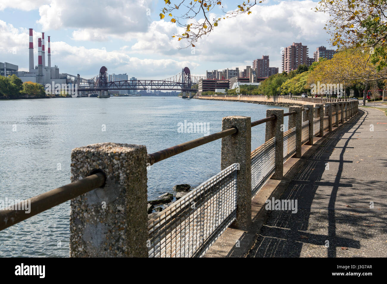 Roosevelt Island Park und eine Brücke nach Manhattan Stockfoto