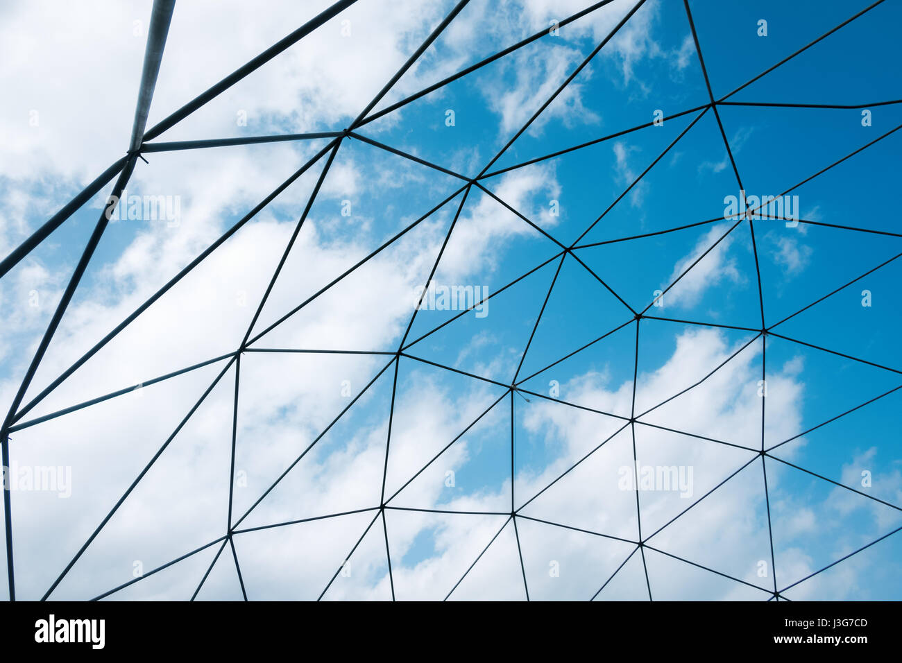 Zusammenfassung des Gußeisens Metallbau auf blauen Himmelshintergrund. Außenseite der Landwirtschaft Gewächshaus Stockfoto