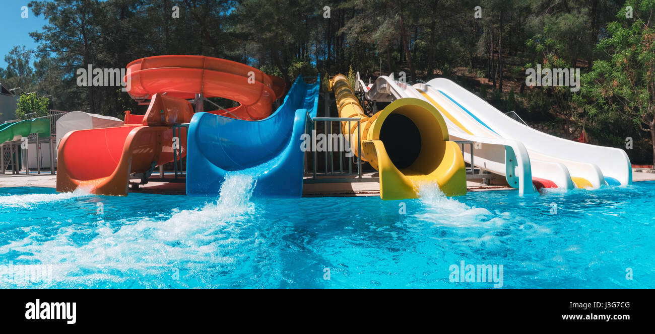 Bunte Aquapark in grünen Wald. Sommer-Attraktion im Sea resort Stockfoto