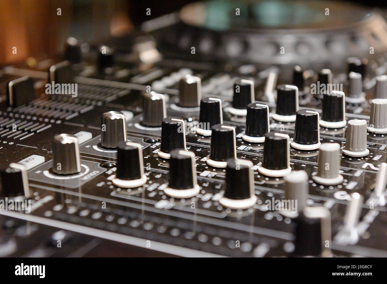 DJ-Konsole cd mp4 Deejay mischen Schreibtisch Ibiza House-Musik-Party im Nachtclub mit farbigen Disco-Lichter Stockfoto